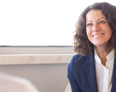 A manager discusses job performance with her employee